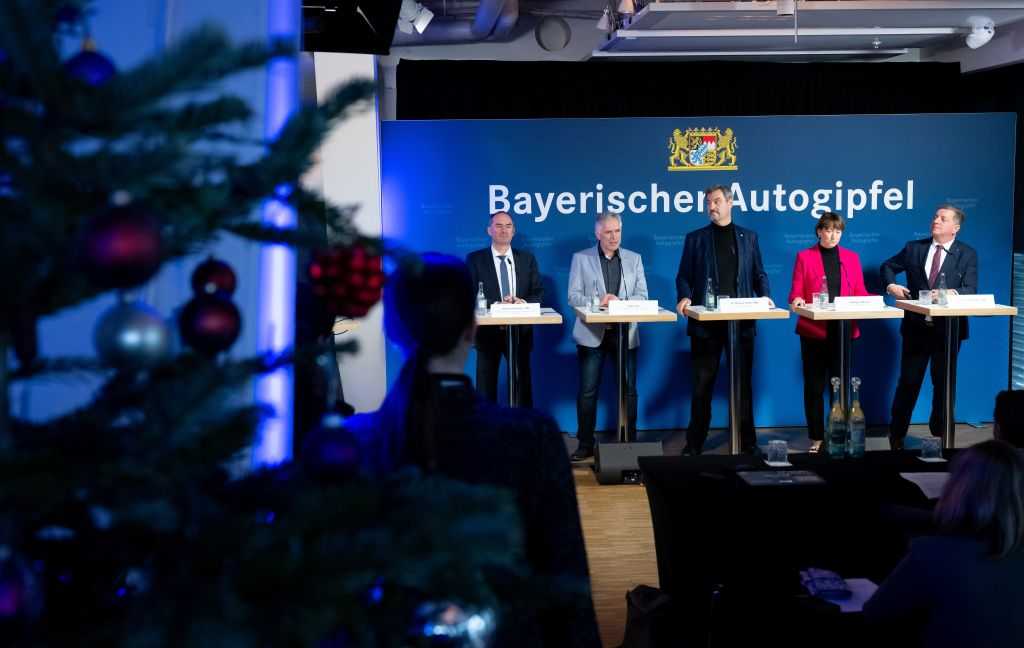 Hubert Aiwanger (sol-sağ, Özgür Seçmenler), Bavyera Ekonomi Bakanı, Horst Ott, IG Metall Bavyera Bölge Müdürü, Markus Söder (CSU), Bavyera Başbakanı, Hildegard Müller, VDA Otomobil Birliği Başkanı ve Christian Bernreiter (CSU), Bavyera İnşaat ve Ulaştırma Bakanı, bir otomotiv zirvesinin ardından bir basın toplantısına katılıyorlar. | Fotoğraf: dpa/Sven Hoppe