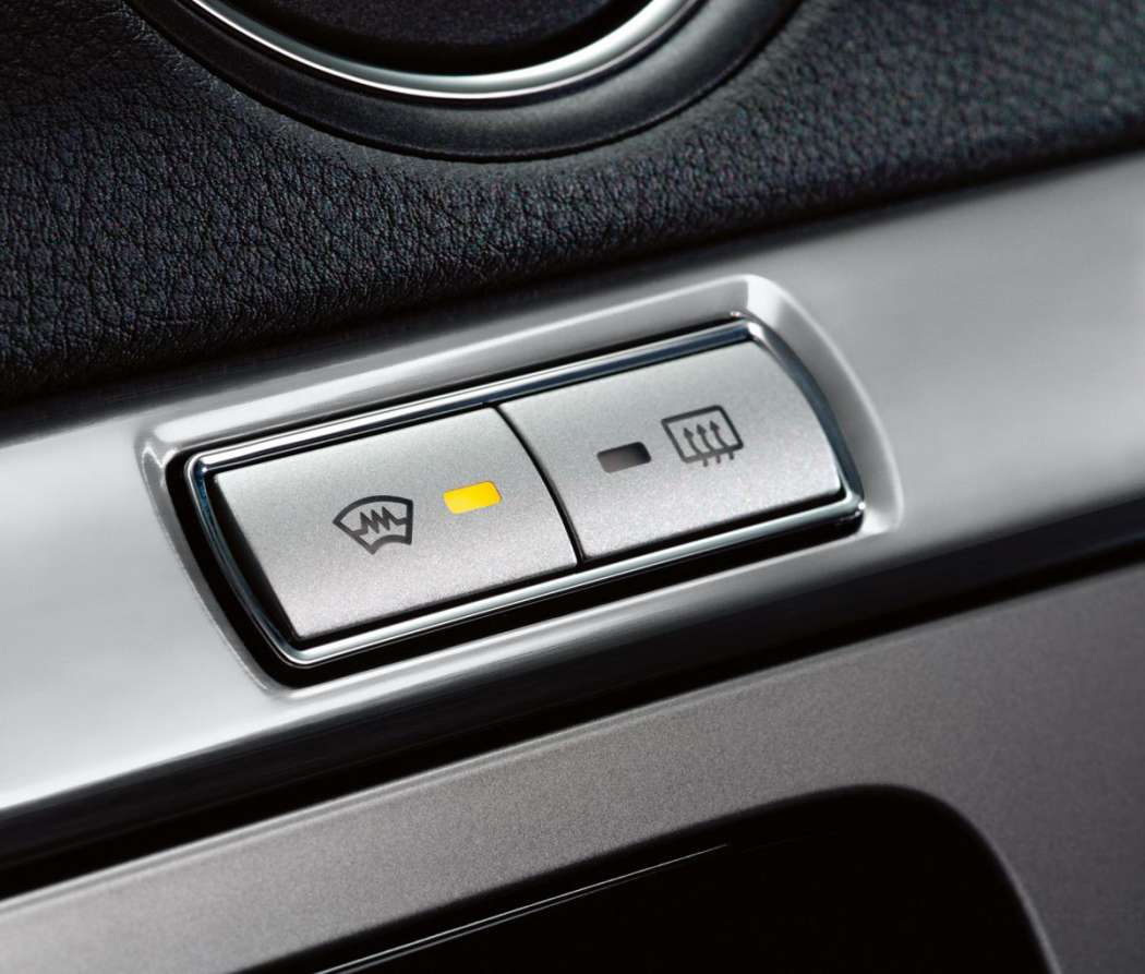 Per Tastendruck fließt Strom durch die feinen Drähte der Frontscheibe. (Foto: Ford)