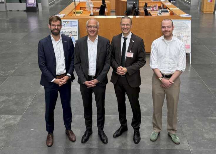 Im Mittelpunkt des Dialoges stand auch die Frage, wie sich faire Wettbewerbsbedingungen und verlässliche Perspektiven für Taxi- und Mietwagenunternehmen schaffen lassen. (v.l.n.r.) Gregor Beiner, Tarek Al-Wazir, Michael Oppermann, Floris Cooijmans| Foto: BVTM
