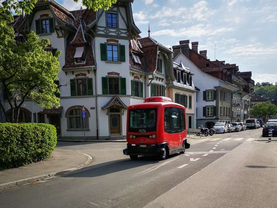 Trapeze hat für den langjährigen Kunden Bernmobil eine passgenaue Lösung aus innovativen Technologien erstellt. In das bestehende Leitsystem wurden selbstfahrende Kleinbusse integriert, die nach Bedarf der Fahrgäste als Rufbus-Angebot verkehren. (Foto: Bernmobil)