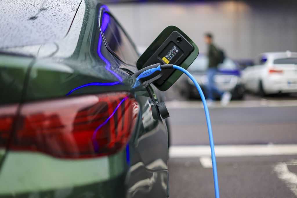 Lieber die Stromsteuer senken als den Spritpreis: NRW-Verkehrsminister Krischer sieht darin zugleich die Möglichkeit, die fossile Abhängigkeit zu verringern und den Umstieg auf Elektro zu forcieren. | Foto: dpa/Jan Woitas
