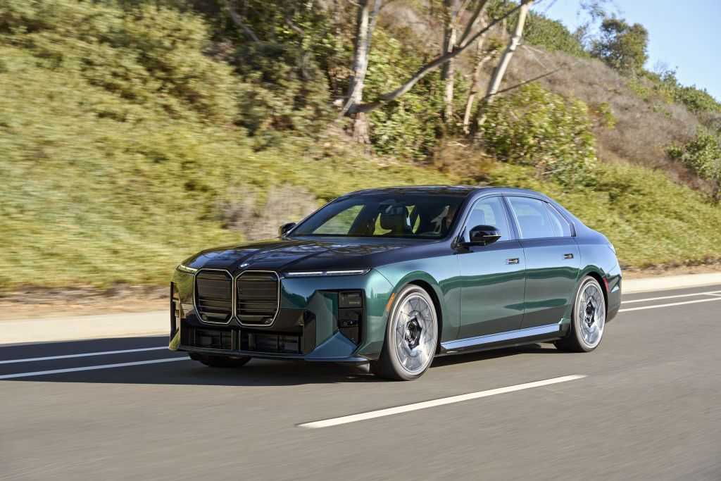 Große neue Klasse: BMW transferiert schon mal Technik der neuen Klasse in sein Flaggschiff - bleibt aber bei der Multiantriebsstrategie. | Foto: BMW