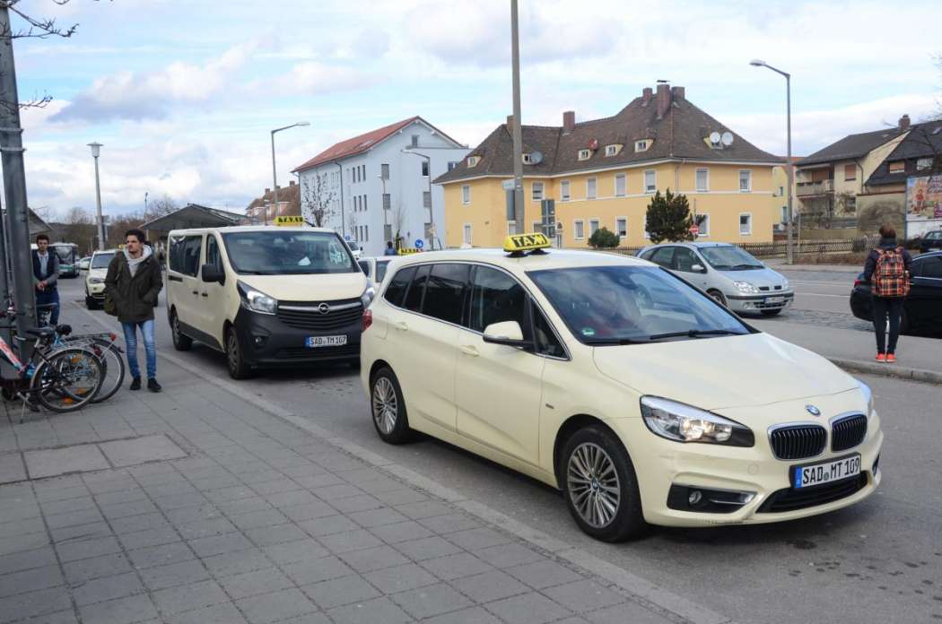 Der Schwandorfer Taxiunternehmer Thomas Merl möchte weitere BMW 2er Grand Tourer als Taxi beschaffen. (Foto: Dietmar Fund)