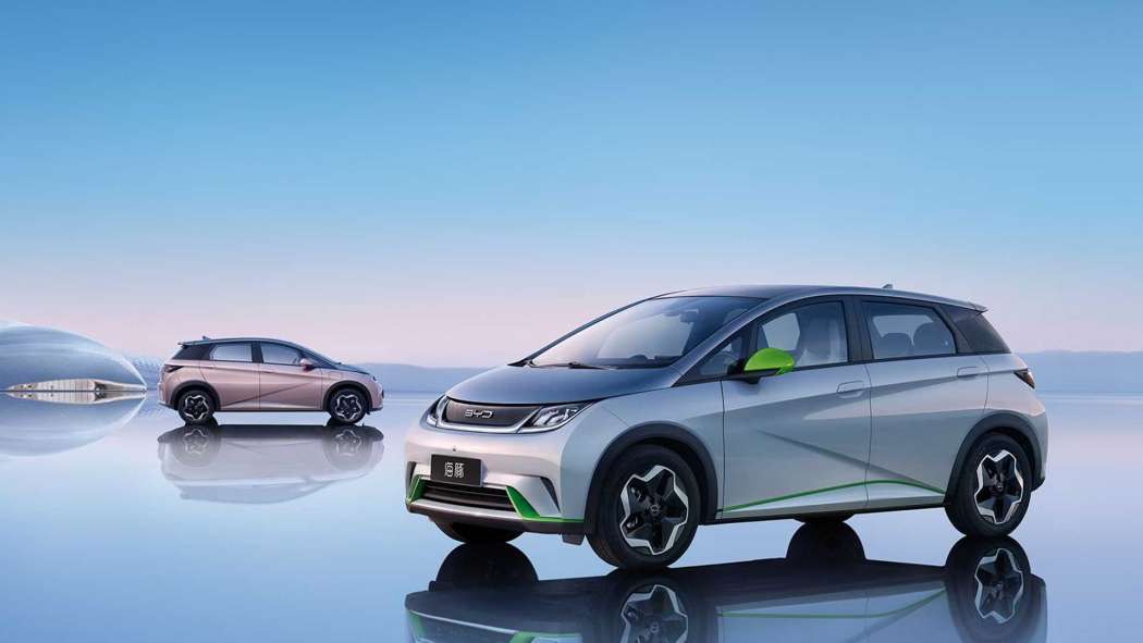 Stromer im Polo-Format: Der BYD Dolphin soll schon 2023 auf den Markt kommen, mit zwei LFP-Akkugrößen bis zu 400 Kilometer Reichweite bieten und ab etwa 13.000 Euro zu haben sein. Er wurde 2021 auf der Shanghai Auto Show vorgestellt und ist in China bereits auf dem Markt. | Foto: BYD