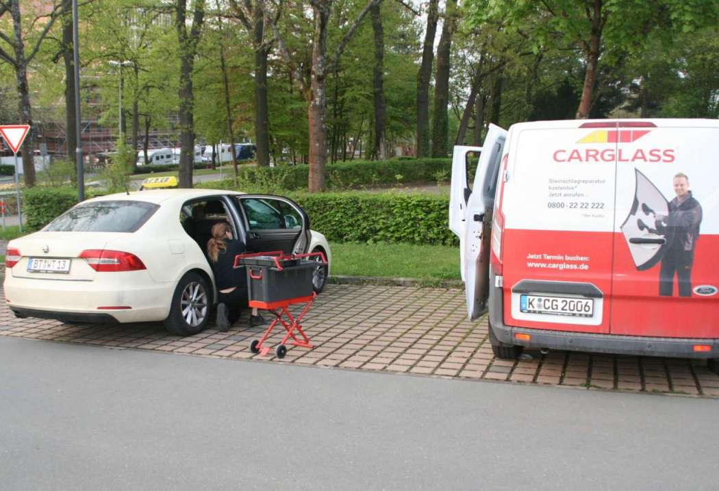 Carglass unterstützte die Dreharbeiten zum Franken-Tatort, der letzten Sonntag ausgestrahlt wurde. In der Szene vor dem Bayreuther Opernhaus ging die Scheibe eines Taxis drehbuchgerecht mehrfach zu Bruch. (Bild: Carglass)