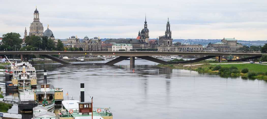 Blick auf die teilweise eingestürzte Carolabrücke über die Elbe vor der historischen Altstadtkulisse.| Foto: Robert Michael_dpa