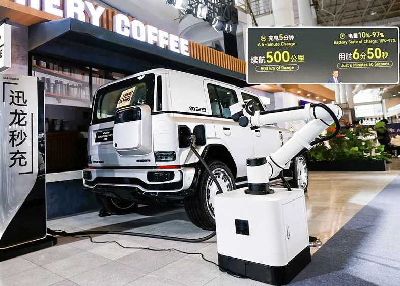 Chery Coffee'teki kahve hazır olana kadar, öndeki araba zaten şarj edilmiş durumda...| Fotoğraf: Chery