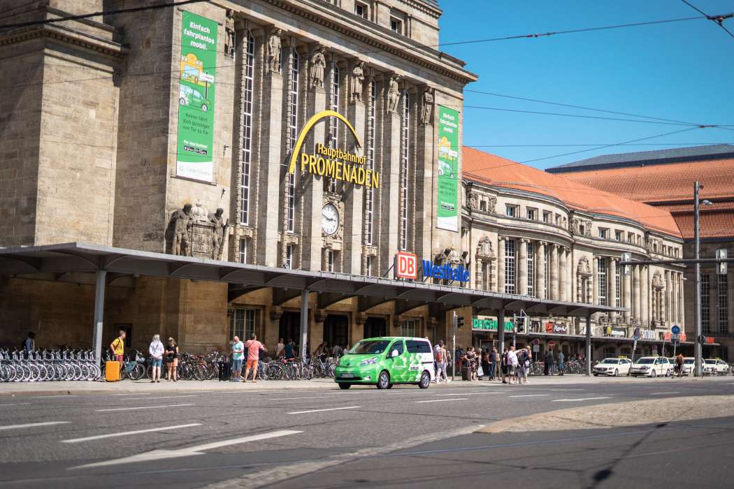 Letzte Runde unter grüner Flagge: Der Ride-Pooling-Pionier CleverShuttle stellt den Betrieb unter dem eigenen Label auch in Leipzig ein, fokussiert sich auf die ÖPNV-Ergänzung. (Foto: CleverShuttle)