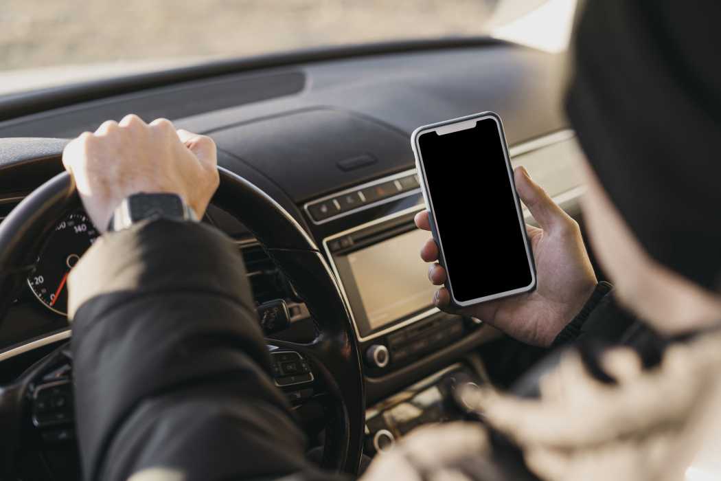 When the engine is running, the use of a mobile phone is prohibited. The ban also applies when the start-stop system turns off the engine at a traffic light or similar. | Photo: Freepik