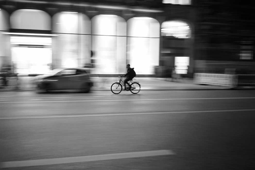 Nicht immer ist der Weg so frei - mehr Radwege und ein geringeres Tempo der Autos würde das Fahrradfahren sicherer machen.| Foto: iphotoklick-pixabay