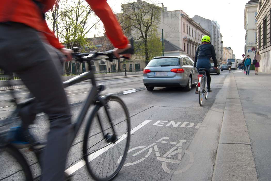 Laut Unfallforschung der Versicherer (UDV) werden Radfahrer oftmals mit viel zu geringem Abstand überholt. (Foto: pixabay)