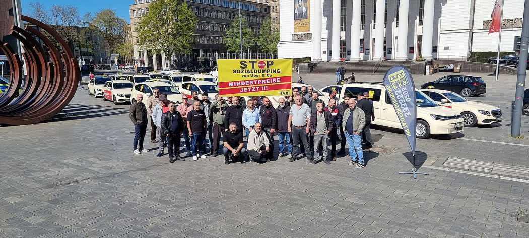 28 Mart'taki kadar çok değil - bu sefer miting için alan sınırlıydı.| Foto: T. Vadar