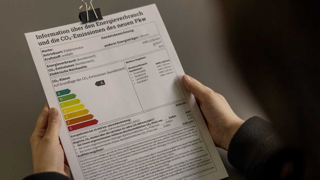 Mehr Durchblick: Mit dem Pkw-Label bekommen Autokäufer detaillierte Informationen zum Energieverbrauch und CO2-Ausstoß - auch in der Perspektive der nächsten zehn Jahre. | Foto: dena/Alternativ Mobil