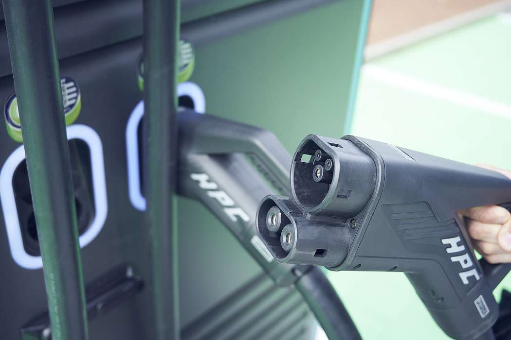 Schneller Laden im Laden: EnBW setzt seine Strategie der Schaffung von HPC-Ladern im Handel fort und kooperiert jetzt mit der HIH-Gruppe. | Foto: EnBW/Endre Dulic