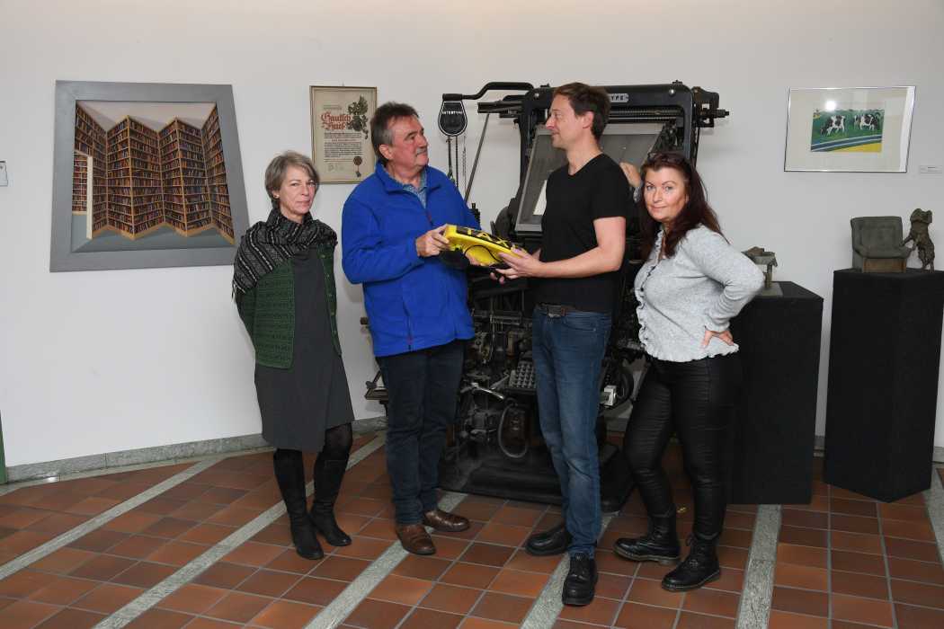Dietmar Fund (l.) übergibt das Heft zum Jahreswechsel an Thomas Kanzler. Martina Weyh (l.) als Redaktionsassistentin und Manuela Kösel als Anzeigenleiterin unterstützen auch ihn mit ihrem Know-how. Vertriebskollege Oliver Dorsch war beim Fototermin verhindert. (Foto: Dietmar Fund)