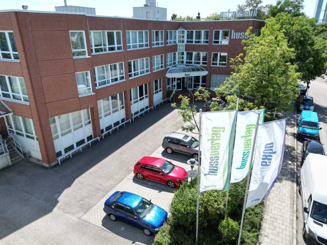 In 1986, HUSS VERLAG moved from the cramped premises on Friedrichstraße to the newly constructed publishing and printing building on Joseph-Dollinger-Bogen, the company's current headquarters. | Image: HUSS VERLAG