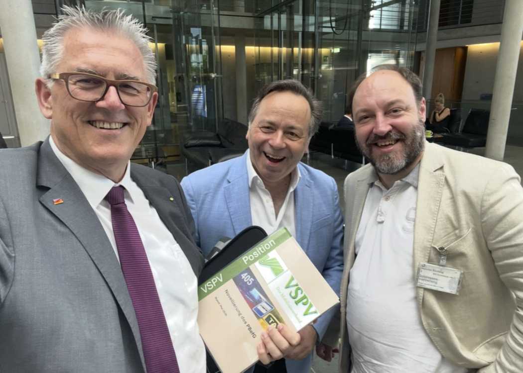 (v. l. n. r.) Verkehrsexperte Michael Donth von der CDU mit Patrick Meinhardt und Sascha Waltemate – und dem Positionspapier des VSPV. | Foto: VSPV