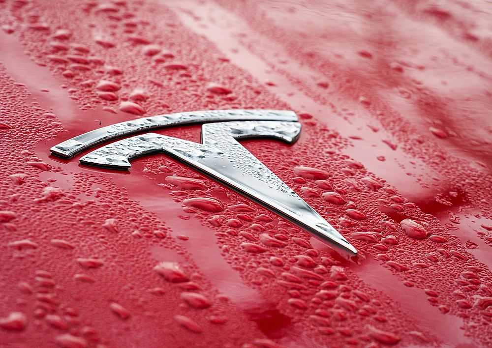 Die US-Verkehrsaufsicht nimmt den Elektroautobauer Tesla wegen Berichten über unvermitteltes Bremsen ins Visier. (Foto: Soeren Stache/dpa-Zentralbild/dpa)