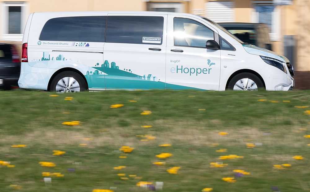 Der On-Demand Bus "Hopper" fährt durch Dietzenbach. Der kleine Bus kommt auf Anforderung zum Einsatz. Immer mehr Menschen nutzen Busse auf Abruf. (Foto: Boris Roessler/dpa)