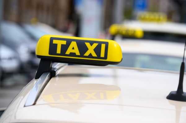 In Hamburg verteilen sich rund 2.700 Taxis auf 1.700 Unternehmen. Ein Großteil der Betriebe verfügt lediglich über ein Fahrzeug. | Foto:| Foto: Jonas Walzberg/dpa