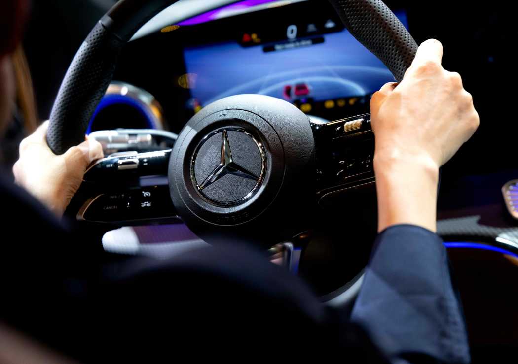 Der Mercedes-Benz GLC steht bei der Weltpremiere vor Beginn der Internationalen Automobil-Ausstellung (IAA Mobility) auf der Bühne. | Foto: Sven Hoppe, dpa