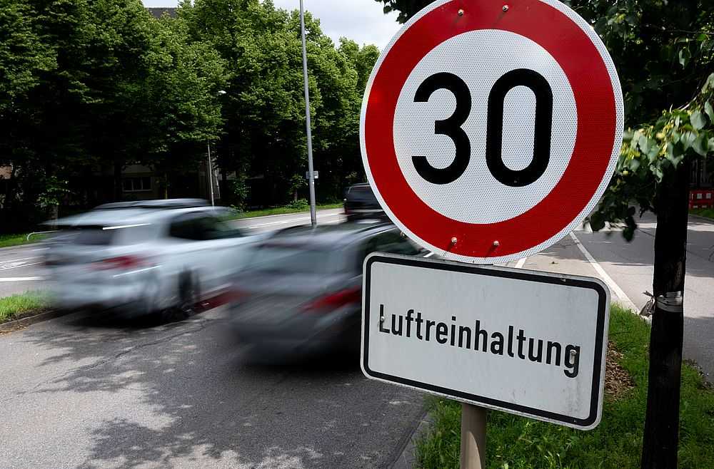 Ein Schild weist an Landshuter Allee am Mittleren Ring auf die Geschwindigkeitsbegrenzung von 30 km/h zur Luftreinhaltung hin. (Foto: Sven Hoppe/dpa)