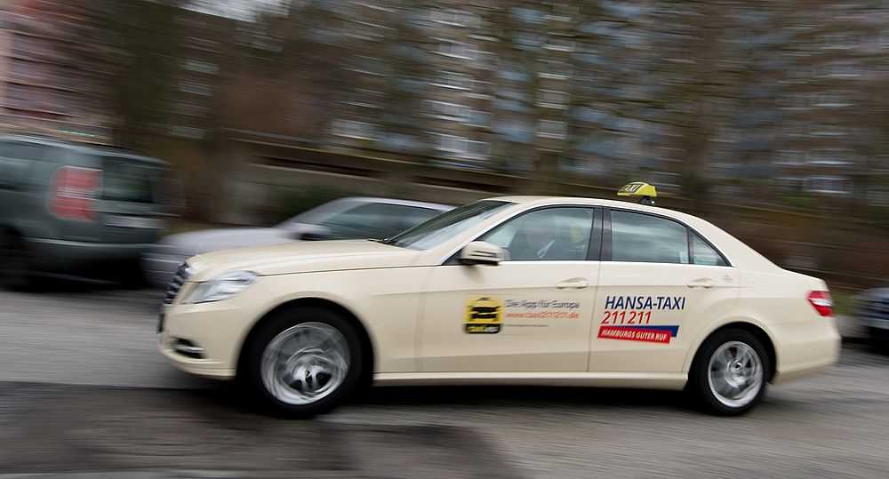 Hamburg'da Hansa-Taxi şirketine ait bir taksi. (Fotoğraf: Daniel Reinhardt/dpa)