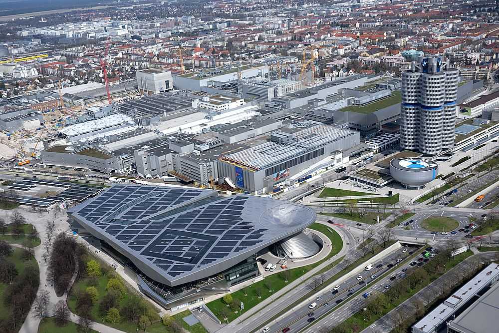 Die Firmenzentrale und das Werk von BMW in München. BMW enttäuscht mit Gewinnrückgang. (Foto: Sven Hoppe/dpa)