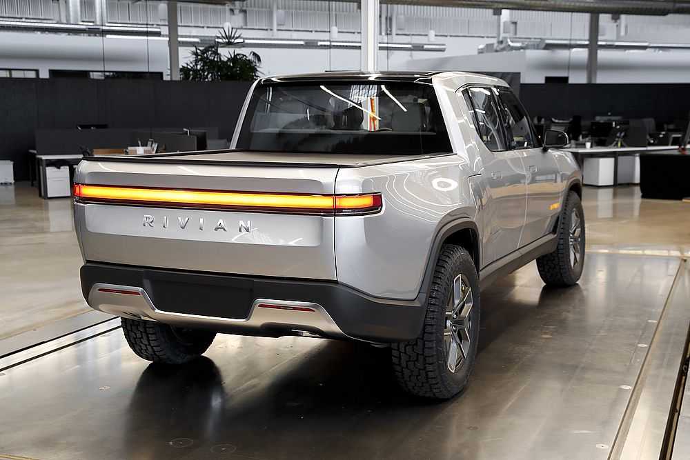 Ein Rivian R1T in Plymouth, Michigan. Das Kartellamt gibt nun grünes Licht für den VW-Einstieg bei Rivian. (Foto: Paul Sancya/AP/dpa)