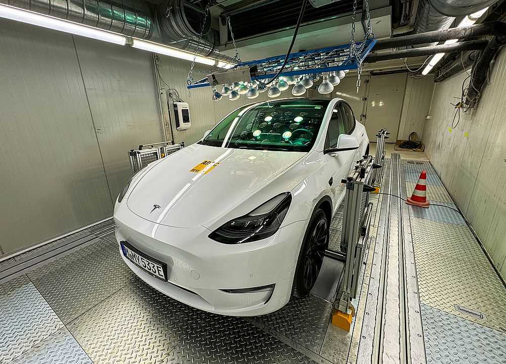 Ein Sommerstau bringt Elektroautos nicht in Schwierigkeiten. Der Versuchs-Tesla hatte selbst nach acht Stunden Stillstand mit laufender Klimaanlage und Infotainment noch genug Akku-Ladung zum Weiterfahren, wie ein ADAC-Test zeigt. (Foto: Thomas Geiger/dpa)