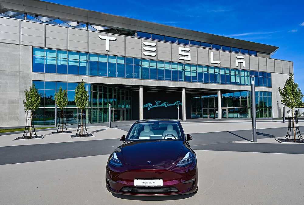 Ein Elektrofahrzeug vom Typ Teslas Model Y steht vor der Tesla-Gigafactory Berlin-Brandenburg. Den Zeitplan für den Ausbau in Grünheide lässt Tesla allerdings aktuell noch offen. (Foto: Patrick Pleul/dpa)