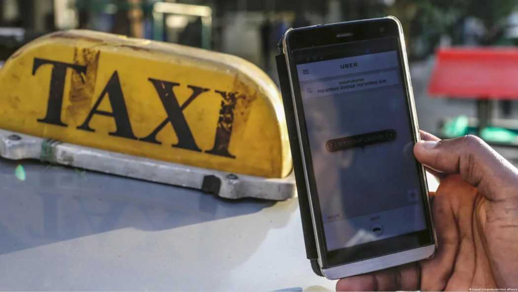 Uber uygulamasıyla taksi sürüşü - Kenya'da hala bu mümkün. | Fotoğraf: Daniel Irungu/dpa/picture alliance