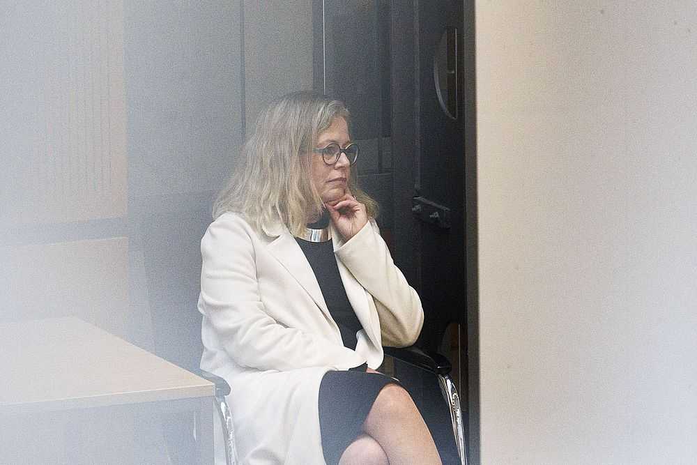 Die neue Verkehrssenatorin, Ute Bonde (CDU), sitzt an einem Seitentisch vor der Plenarsitzung des Berliner Abgeordnetenhauses. (Foto: Carsten Koall/dpa)