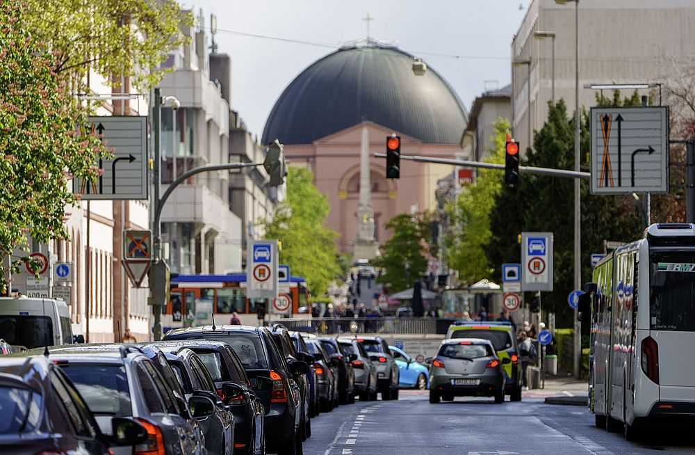 Darmstadt: Der Autoverkehr staut sich an einer Ampel in der Innenstadt in Darmstadt. Im Hintergrund ist die markante Kuppel der katholischen Kirche St. Ludwig zu sehen. (Foto: Andreas Arnold/dpa)