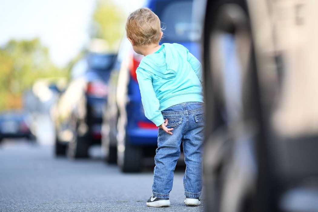 Instead of making hand gestures, be prepared to brake and drive past children on the roadside at an adjusted speed. | Photo: Uwe Anspach, dpa