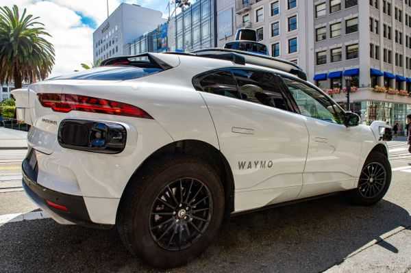 Ein fahrerloses Robotaxi der Google-Schwesterfirma Waymo ist im Straßenverkehr in San Francisco unterwegs. Im kommenden Jahr sollen sie auch in München verfügbar sein. | Foto:  dpa/Andrej Sokolow