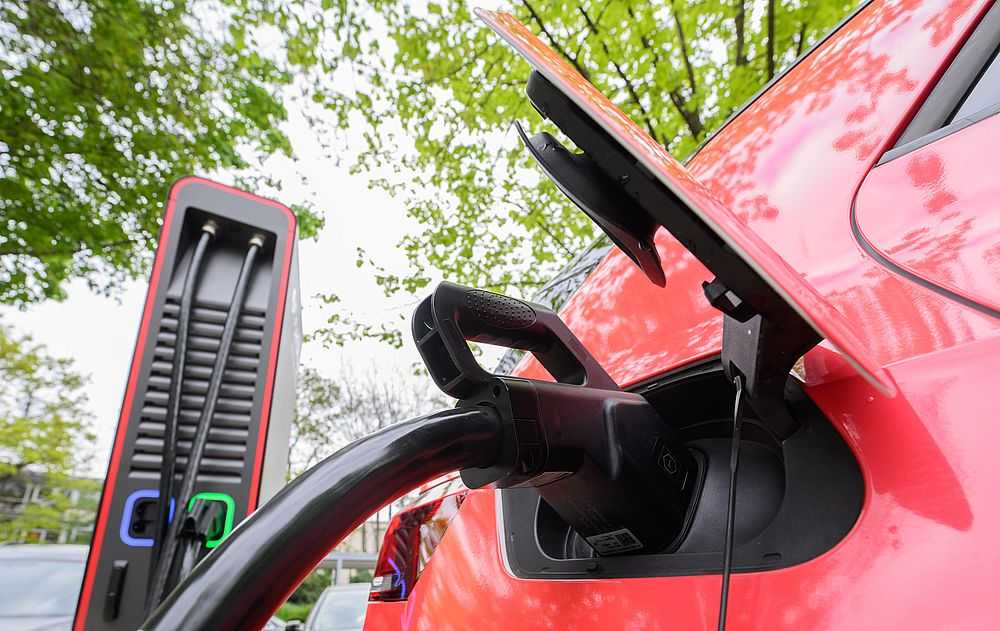 Ein Elektroauto lädt an einer neuen Ladesäule. Kleine Anbieter müssen wegen einem Fristende nun genauer hinschauen. (Foto: Julian Stratenschulte/dpa)