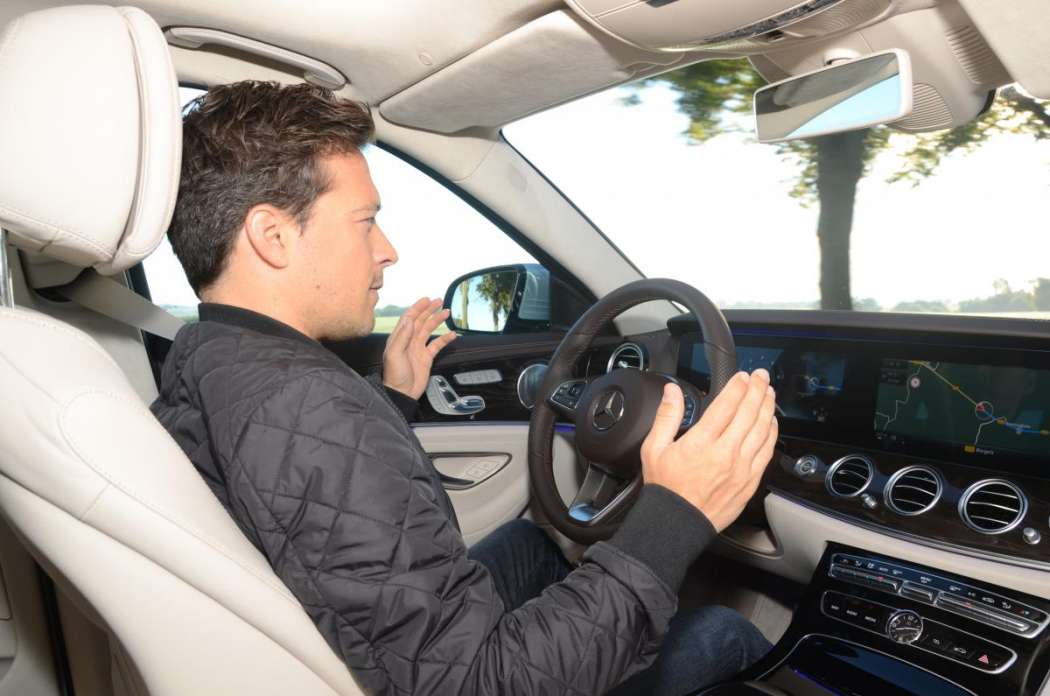 Während man bei teilweise autonomen Systemen wie in der neuen E-Klasse (Foto) die Hände oft am Lenkrad lassen muss, entscheiden voll autonome Fahrzeuge selbst, wohin sie steuern. (Foto: Dietmar Fund) 