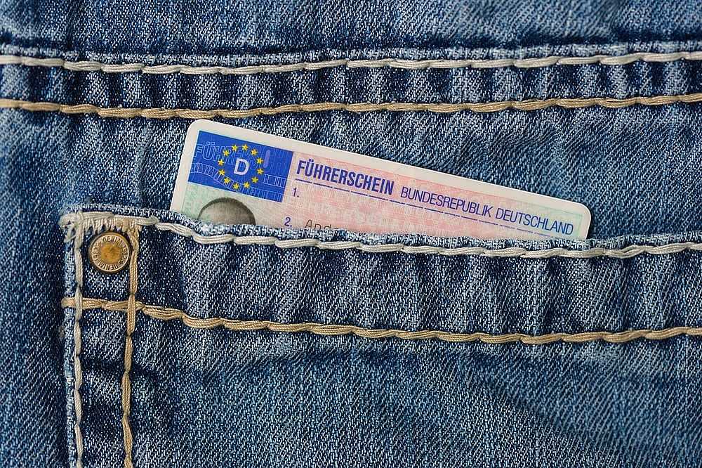 Fahren ohne Führerschein ist eine Straftat. (Foto: andibreit/pixabay)