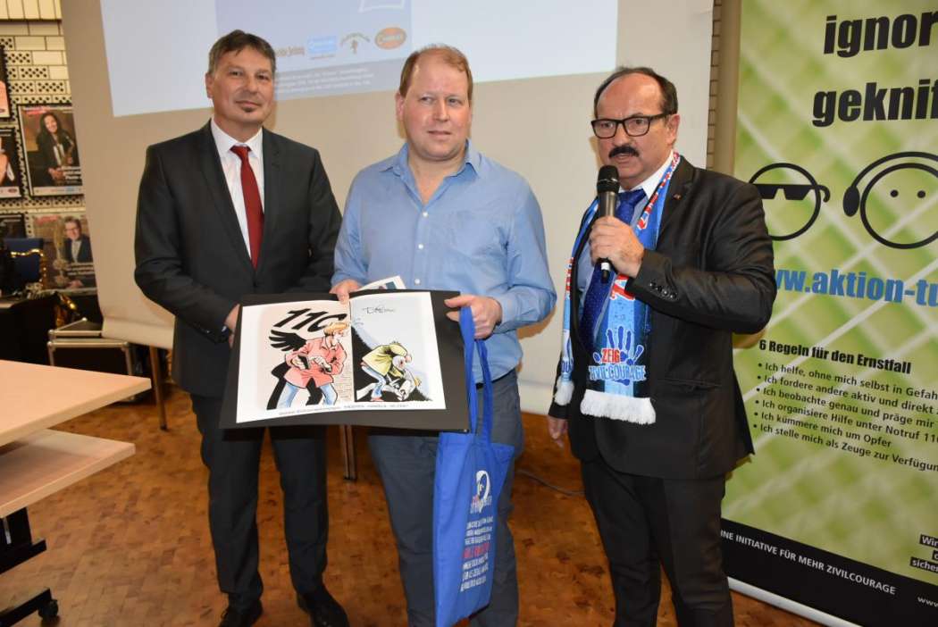 Der Taxifahrer Thomas Kranz (M.) wurde von Polizeipräsident Petra Krischker und Projektleiter Günter Koschig ausgezeichnet. (2. v. l.). (Foto: Polizeiinspektion Goslar)