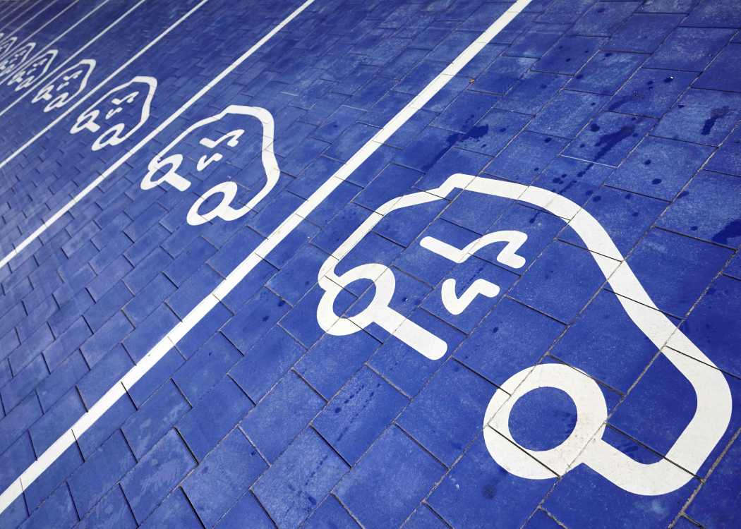 Keine Sorge vor zu geringer Reichweite: Größere Batterien, ein engmaschigeres Ladenetz und integrierte Navigationssysteme machen die Streckenplanung einfacher und sorgen für eine zuverlässige Stromversorgung.| Foto: Bernd Thissen/dpa 