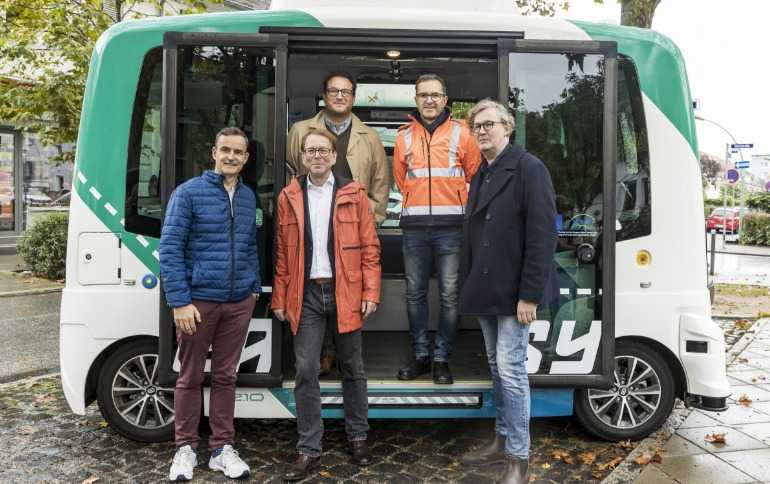 (v.l.n.r): Wolfgang Siefert (Frankfurter Mobilitätsdezernent), Dr. André Kavai (Geschäftsführer RMV), Michael Rüffer (VGF, Geschäftsführer Technik und Betrieb), Winfried Schmitz (traffiQ, Bereichsleiter Kommunikation &amp;amp; Qualität) vor dem autonomen Mini-Shuttle des französischen Anbieters EasyMile. (Foto: RMV/Arne Landwehr)