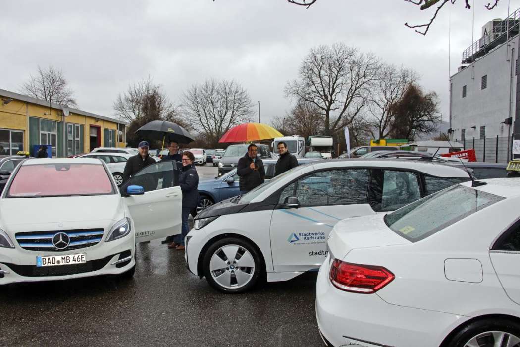 Die Besucher des E-Mobilitätstages ließen sich vom Regen nicht von den Probefahrten abhalten. (Foto: Jörg Donecker)