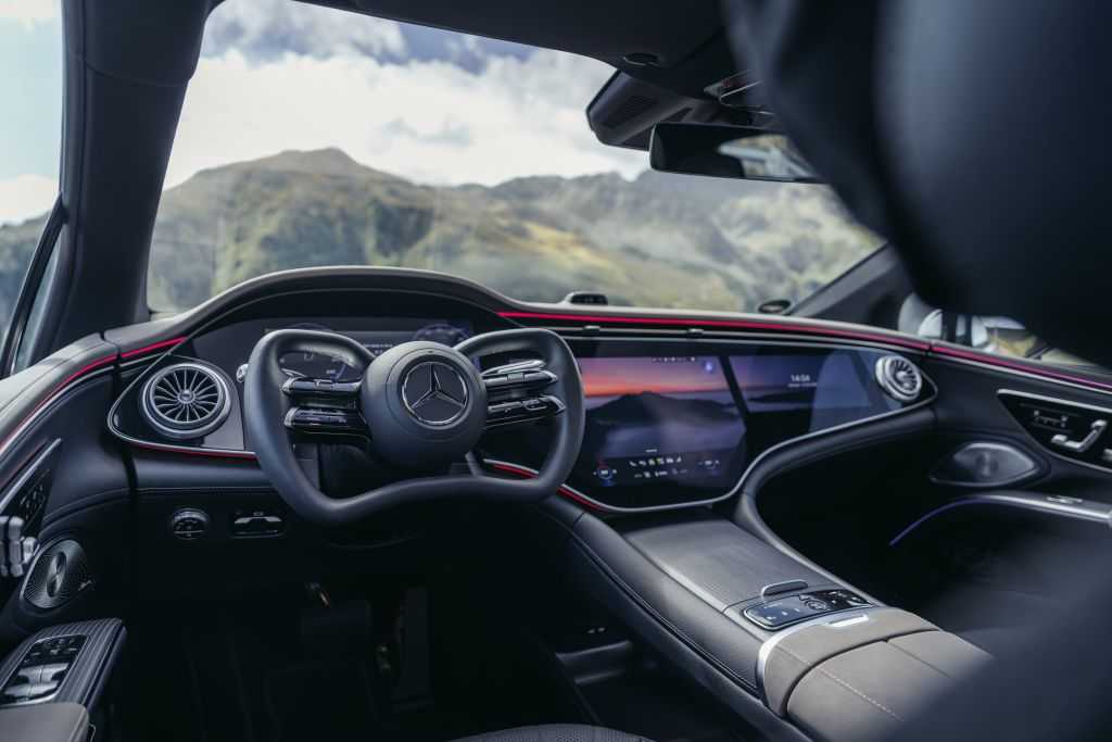 Kein Joke: Die ersten Vorserienmodelle des EQS mit Steer by wire steuerten wir mit einem Yoke-Lenkrad. | Foto: Mercedes-Benz