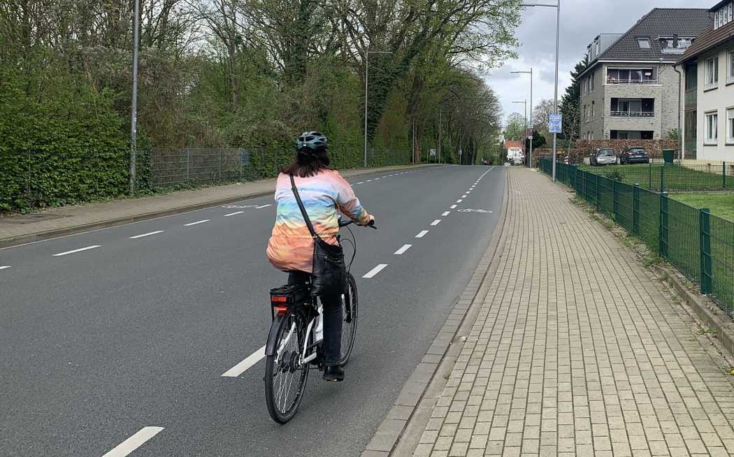 Bisiklet yolu mevcut olduğunda, elbette bunu kullanmak tavsiye edilir. Ancak yolda da bisikletçi, mahkemede özel bir koruma alır. | Foto: Stadt Bielefeld