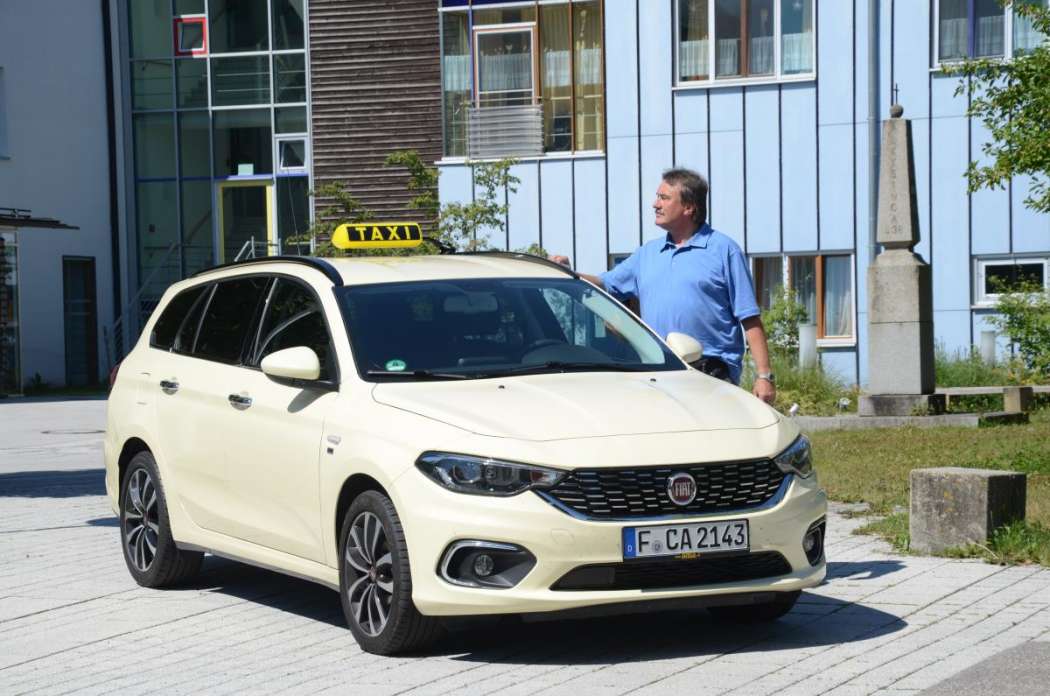 Der Fiat Tipo Kombi ist ein nett gemachtes kompaktes Taxi, dem man die Sparsamkeit seiner Ingenieure nicht gleich ansieht oder anfühlt. (Foto: Dietmar Fund)