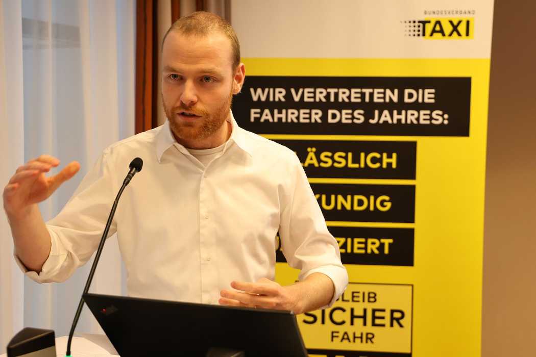 Floris Cooijmans at the presentation of the public transport taxi flyer. | Photo: BVTM