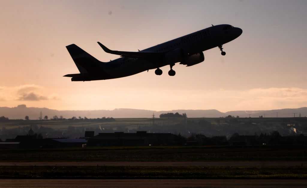 Schädliche Fliegerei: Superreiche befeuern die Klimakrise mit ihrem Mobilitätsverhalten. | Foto: dpa/Christoph Schmidt