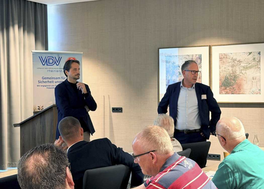Die Geschäftsführer Guido Borning (li.) und Heiko Nagel leiten durchs Programm, in der ersten Reihe mit dabei: Michael Oppermann vom BVTM.| Foto: MOLO
