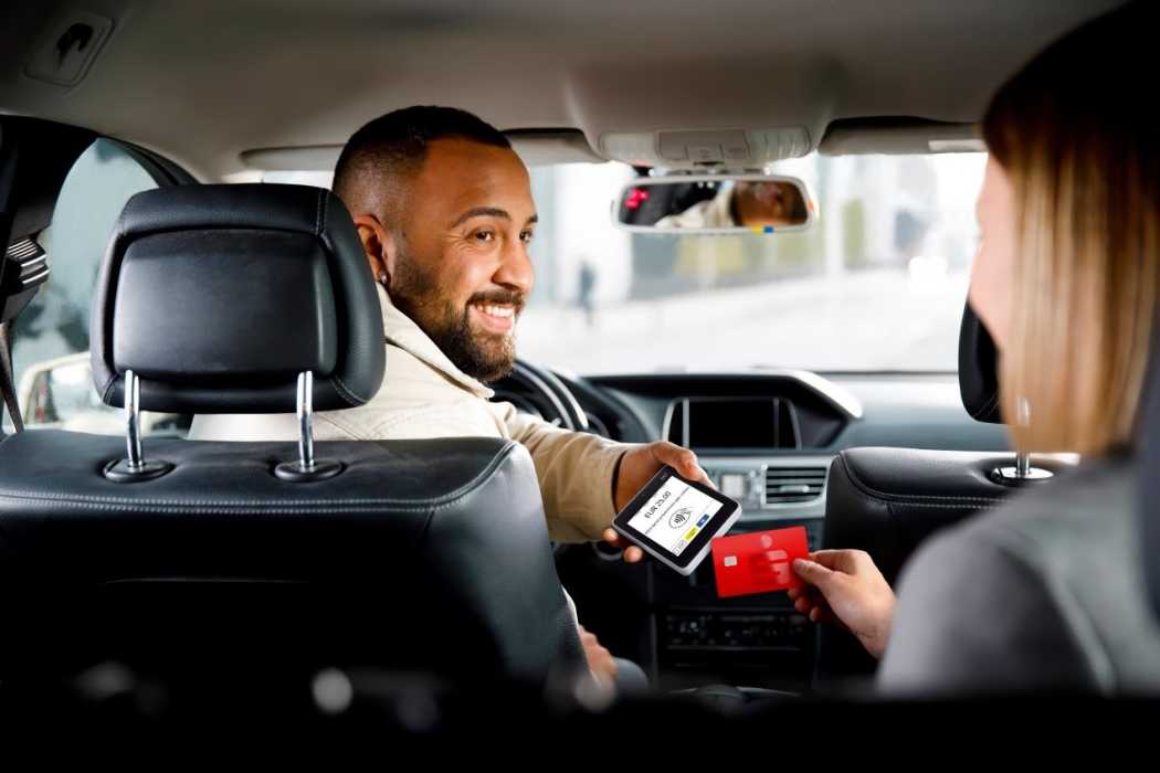 Die Anwendung S-POS unterstützt kontaktlose Zahlungen mit girocard, Debit- und Kreditkarten sowie digitalen Wallets. | Foto: S-Payment/Bundesverband Taxi und Mietwagen